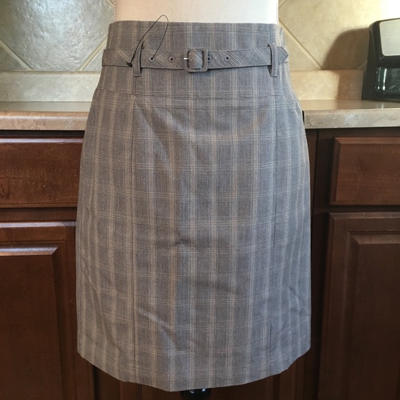 H&M Dresses & Skirts - H&M Plaid Skirt with belt Size 6